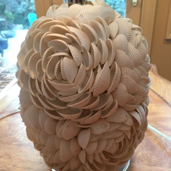 GORGEOUS SHELL Rosette Lamp! - Picture 4 of 7